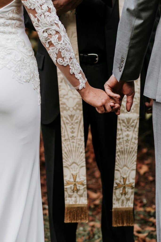 mariés se tenant par la main
