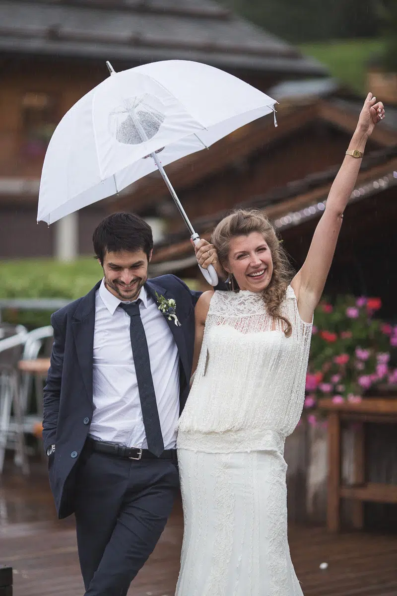 couple de mariés sous la pluie de haute Savoie